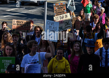 Hereford, Großbritannien. 20 Sep, 2019. Demonstranten auf die Straße, als Teil des globalen Klimawandels Streik in Hereford, Herefordshire, Vereinigtes Königreich am 20. September 2019. Der weltweite Tag der Aktion hat Tausende von Menschen auf der ganzen Welt auf die Straße gesehen für Maßnahmen gegen den Klimawandel, die von Regierung und Industrie zu nennen. Quelle: Jim Holz/Alamy leben Nachrichten Stockfoto