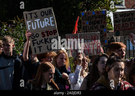 Hereford, Großbritannien. 20 Sep, 2019. Demonstranten auf die Straße, als Teil des globalen Klimawandels Streik in Hereford, Herefordshire, Vereinigtes Königreich am 20. September 2019. Der weltweite Tag der Aktion hat Tausende von Menschen auf der ganzen Welt auf die Straße gesehen für Maßnahmen gegen den Klimawandel, die von Regierung und Industrie zu nennen. Quelle: Jim Holz/Alamy leben Nachrichten Stockfoto