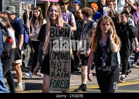 Hereford, Großbritannien. 20 Sep, 2019. Demonstranten auf die Straße, als Teil des globalen Klimawandels Streik in Hereford, Herefordshire, Vereinigtes Königreich am 20. September 2019. Der weltweite Tag der Aktion hat Tausende von Menschen auf der ganzen Welt auf die Straße gesehen für Maßnahmen gegen den Klimawandel, die von Regierung und Industrie zu nennen. Quelle: Jim Holz/Alamy leben Nachrichten Stockfoto