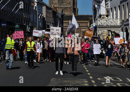 Hereford, Großbritannien. 20 Sep, 2019. Demonstranten auf die Straße, als Teil des globalen Klimawandels Streik in Hereford, Herefordshire, Vereinigtes Königreich am 20. September 2019. Der weltweite Tag der Aktion hat Tausende von Menschen auf der ganzen Welt auf die Straße gesehen für Maßnahmen gegen den Klimawandel, die von Regierung und Industrie zu nennen. Quelle: Jim Holz/Alamy leben Nachrichten Stockfoto