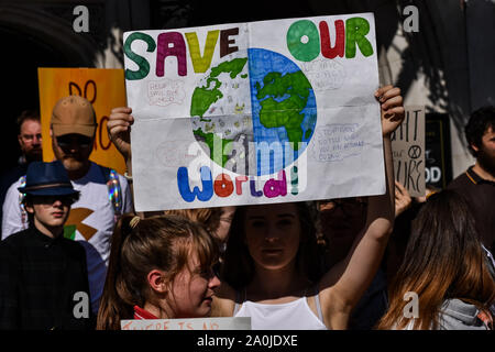 Hereford, Großbritannien. 20 Sep, 2019. Demonstranten auf die Straße, als Teil des globalen Klimawandels Streik in Hereford, Herefordshire, Vereinigtes Königreich am 20. September 2019. Der weltweite Tag der Aktion hat Tausende von Menschen auf der ganzen Welt auf die Straße gesehen für Maßnahmen gegen den Klimawandel, die von Regierung und Industrie zu nennen. Quelle: Jim Holz/Alamy leben Nachrichten Stockfoto