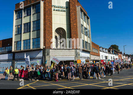 Hereford, Großbritannien. 20 Sep, 2019. Demonstranten auf die Straße, als Teil des globalen Klimawandels Streik in Hereford, Herefordshire, Vereinigtes Königreich am 20. September 2019. Der weltweite Tag der Aktion hat Tausende von Menschen auf der ganzen Welt auf die Straße gesehen für Maßnahmen gegen den Klimawandel, die von Regierung und Industrie zu nennen. Quelle: Jim Holz/Alamy leben Nachrichten Stockfoto