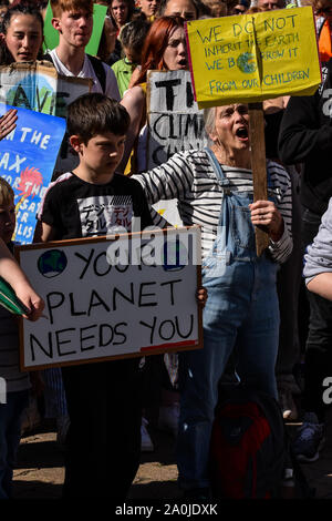 Hereford, Großbritannien. 20 Sep, 2019. Demonstranten auf die Straße, als Teil des globalen Klimawandels Streik in Hereford, Herefordshire, Vereinigtes Königreich am 20. September 2019. Der weltweite Tag der Aktion hat Tausende von Menschen auf der ganzen Welt auf die Straße gesehen für Maßnahmen gegen den Klimawandel, die von Regierung und Industrie zu nennen. Quelle: Jim Holz/Alamy leben Nachrichten Stockfoto