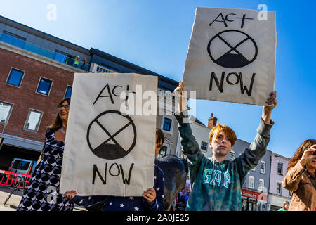 Hereford, Großbritannien. 20 Sep, 2019. Demonstranten auf die Straße, als Teil des globalen Klimawandels Streik in Hereford, Herefordshire, Vereinigtes Königreich am 20. September 2019. Der weltweite Tag der Aktion hat Tausende von Menschen auf der ganzen Welt auf die Straße gesehen für Maßnahmen gegen den Klimawandel, die von Regierung und Industrie zu nennen. Quelle: Jim Holz/Alamy leben Nachrichten Stockfoto