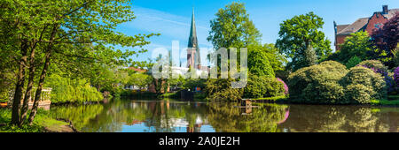 Blick auf den Teich und St. Lamberti Kirche von Oldenburg, Deutschland Stockfoto