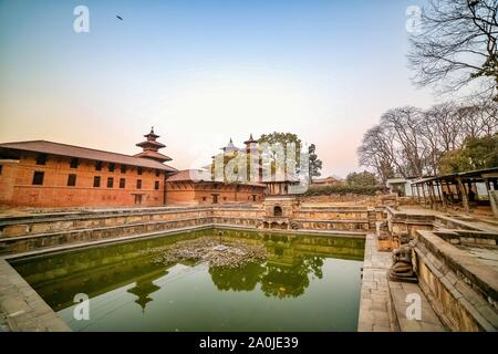 Alten Teich mit antiken Tempel im Hintergrund Stockfoto