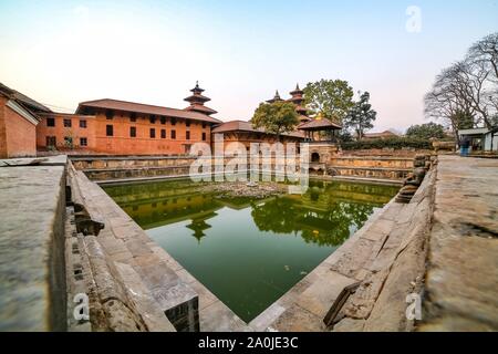 Alten Teich mit antiken Tempel im Hintergrund Stockfoto