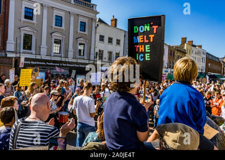 Hereford, Großbritannien. 20 Sep, 2019. Demonstranten auf die Straße, als Teil des globalen Klimawandels Streik in Hereford, Herefordshire, Vereinigtes Königreich am 20. September 2019. Der weltweite Tag der Aktion hat Tausende von Menschen auf der ganzen Welt auf die Straße gesehen für Maßnahmen gegen den Klimawandel, die von Regierung und Industrie zu nennen. Quelle: Jim Holz/Alamy leben Nachrichten Stockfoto