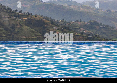 Infinity Pool mit Nebel weißer Hintergrund Stockfoto