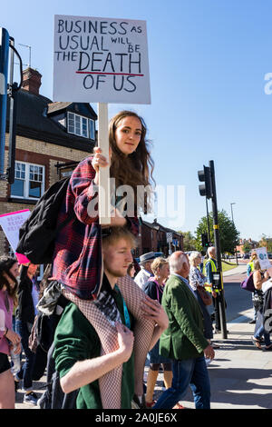 Hereford, Großbritannien. 20 Sep, 2019. Demonstranten auf die Straße, als Teil des globalen Klimawandels Streik in Hereford, Herefordshire, Vereinigtes Königreich am 20. September 2019. Der weltweite Tag der Aktion hat Tausende von Menschen auf der ganzen Welt auf die Straße gesehen für Maßnahmen gegen den Klimawandel, die von Regierung und Industrie zu nennen. Quelle: Jim Holz/Alamy leben Nachrichten Stockfoto