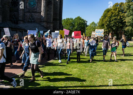 Hereford, Großbritannien. 20 Sep, 2019. Demonstranten auf die Straße, als Teil des globalen Klimawandels Streik in Hereford, Herefordshire, Vereinigtes Königreich am 20. September 2019. Der weltweite Tag der Aktion hat Tausende von Menschen auf der ganzen Welt auf die Straße gesehen für Maßnahmen gegen den Klimawandel, die von Regierung und Industrie zu nennen. Quelle: Jim Holz/Alamy leben Nachrichten Stockfoto