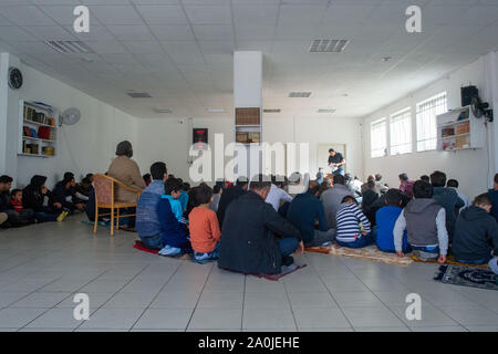 Aschersleben, Deutschland. 20 Sep, 2019. Betende Muslime in den Gebetsraum der Gemeinde sitzen. Es war ein Brand in der gebetsraum der Islamischen Gemeinschaft Bernburg im Salzlandkreis am Freitag, den 13. September 2019. Das Feuer wurde offenbar bewusst gesetzt. Leute nicht verletzt werden. Credit: Klaus-Dietmar Gabbert/dpa-Zentralbild/ZB/dpa/Alamy leben Nachrichten Stockfoto