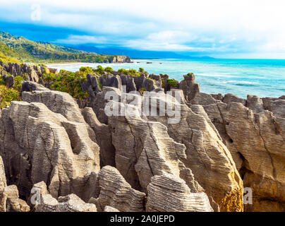 Blick auf die Pancake Rocks in Punakaiki, Südinsel, Neuseeland Stockfoto