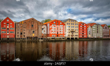 Entlang des Flusses Nidelva Sie können eine Reihe von historischen Lagerhäusern finden, zurückgehend auf das 18. und 19. Jahrhunderts. Stockfoto