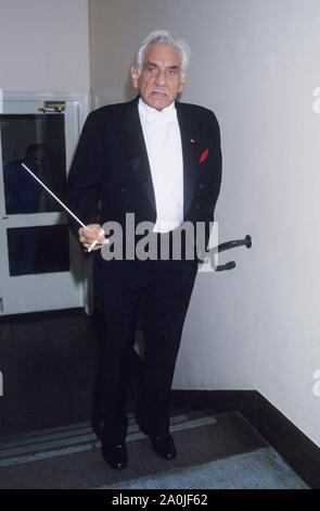 Leonard Bernstein, US-amerikanischer Komponist, Dirigent mit einer Zigarette vor einem Konzert Stockfoto