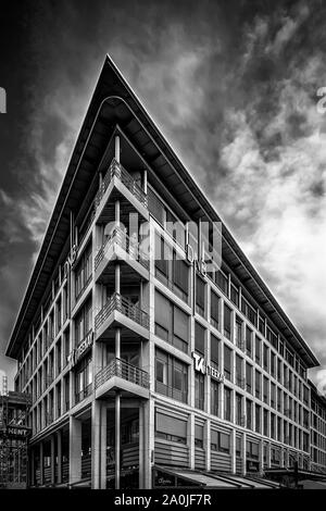 TRONDHEIM, Norwegen - 07 September, 2019: Ein schwarzer und weißer Fine Art Foto der modernen Architektur in der norwegischen Stadt Trondheim gefunden. Stockfoto