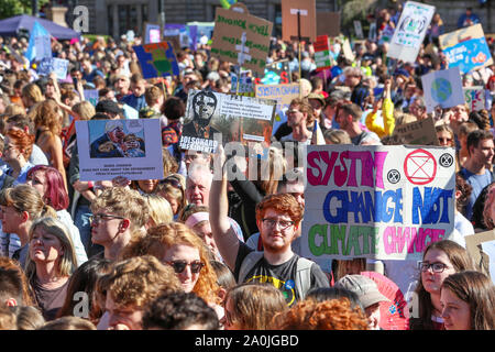 Glasgow, UK. 20. September 2019. Mehrere tausend stellte sich heraus, in der die Streikenden cottish Jugend Klima März vom Kelvingrove Park zu nehmen, um durch die Stadt zu einer Baugruppe auf dem George Square, um die Aufmerksamkeit auf die Notwendigkeit für Maßnahmen gegen den Klimawandel zu ziehen. Diese Parade war nur einer von mehreren, die im gesamten Vereinigten Königreich nahmen als Teil einer koordinierten Tag der Aktion. Credit: Findlay/Alamy Nachrichten. Stockfoto