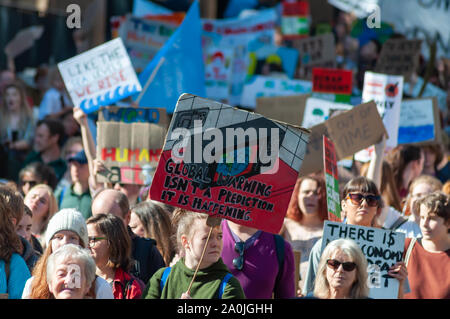 Glasgow, Schottland, Großbritannien. 20. September, 2019. Die Demonstranten durch die Straßen von Glasgow Kelvingrove Park zu George Square, wie Sie das globale Klima Streik demonstration Handeln beim Klimaschutz Krise der Welt zu verlangen. Credit: Skully/Alamy leben Nachrichten Stockfoto