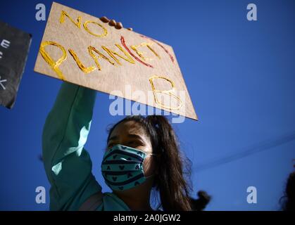 Kathmandu, Nepal. 20 Sep, 2019. Ein Student hält ein Plakat bei einer Rallye für Maßnahmen gegen den Klimawandel in Kathmandu, Nepal, Sept. 20, 2019. Quelle: Xinhua/Alamy leben Nachrichten Stockfoto