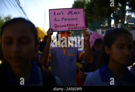 Kathmandu, Nepal. 20 Sep, 2019. Studenten nehmen an einer Rallye für Maßnahmen gegen den Klimawandel in Kathmandu, Nepal, Sept. 20, 2019. Quelle: Xinhua/Alamy leben Nachrichten Stockfoto