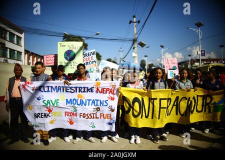 Kathmandu, Nepal. 20 Sep, 2019. Studenten nehmen an einer Rallye für Maßnahmen gegen den Klimawandel in Kathmandu, Nepal, Sept. 20, 2019. Quelle: Xinhua/Alamy leben Nachrichten Stockfoto