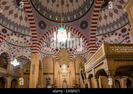 Grosny, Russland - Juli 9, 2017: das Innere von akhmad Kadyrow Moschee in Grosny, Tschetschenien, Russland. Es ist eine der größten Moscheen in Russland und ist offici Stockfoto