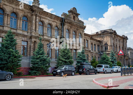 Kertsch, Russland - 5. AUGUST 2019: Außenansicht der schönen antiken Gebäude in Kertsch und Autos vor es geparkt. Sudak ist einer der am meisten angesehen Stockfoto