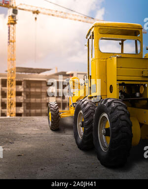 Alte gelbe Motorgrader auf der Straße Ansicht von hinten auf der Baustelle Stockfoto