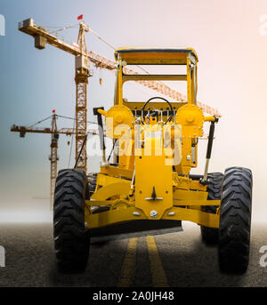 Alte gelbe Motorgrader auf der Straße Blick von vorne auf der Baustelle Stockfoto