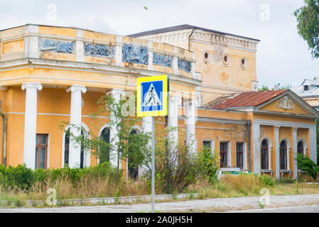 Kertsch, Russland - 5. AUGUST 2019: Außenansicht der schönen antiken Gebäude in Kertsch und Schild davor. Sudak gilt als einer der am meisten Ein Stockfoto