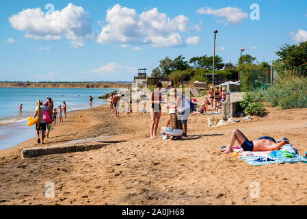 Kertsch, Russland - 5. AUGUST 2019: Ansicht der nicht identifizierten Personen ausruhen am Strand in Kertsch, Krim. 2.600 Jahren als alte griechische Kolonie gegründet, ist c Stockfoto