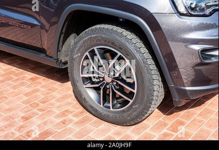 Moskau, Russland - September 8, 2019: Nahaufnahme der Jeep Grand Cherokee Rad mit Goodyear Wrangler schlauchlose Reifen Stockfoto