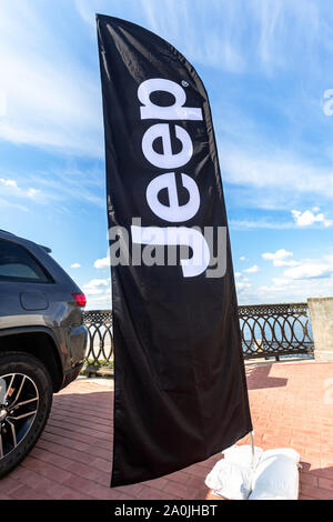 Moskau, Russland - September 8, 2019: Jeep Automobil Dealership unterzeichnen. Teil der Chrysler Motor Company, ein US-amerikanischer Automobilhersteller Stockfoto