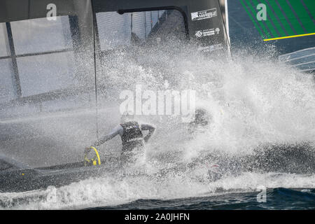 Australien SailGP Team mit Skipper von Tom Slingsby Fang eine Welle auf dem Rade de Marseille. Renntag 1. Die endgültige SailGP Ereignis der Saison 1 in Marseille, Frankreich. Stockfoto