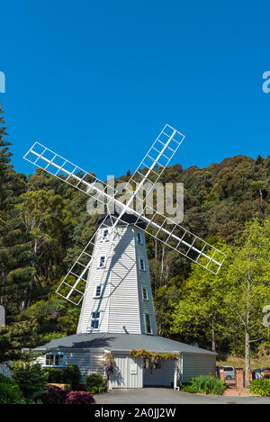 Holz- Mühle in Gründer Park, Nelson, Neuseeland. Vertikale Stockfoto