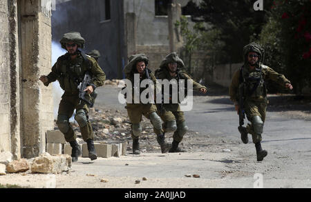 Nablus, Westjordanland, palästinensischen Gebiet. 20 Sep, 2019. Israelische Sicherheitskräfte nehmen Stellung bei Zusammenstößen mit palästinensischen Demonstranten nach einer wöchentlichen Demonstration gegen die Enteignung des palästinensischen Landes durch Israel im Dorf Kfar Qaddum, in der Nähe der Stadt Nablus im Westjordanland am 20. September 2019 Quelle: Shadi Jarar'Ah/APA-Images/ZUMA Draht/Alamy leben Nachrichten Stockfoto