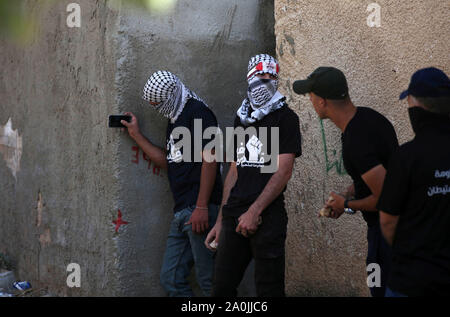 Nablus, Westjordanland, palästinensischen Gebiet. 20 Sep, 2019. Palästinensische Demonstranten tragen Reifen während der Auseinandersetzungen mit der israelischen Sicherheitskräfte verbrannt werden nach einer wöchentlichen Demonstration gegen die Enteignung des palästinensischen Landes durch Israel im Dorf Kfar Qaddum, in der Nähe der Stadt Nablus im Westjordanland am 20. September 2019 Quelle: Shadi Jarar'Ah/APA-Images/ZUMA Draht/Alamy leben Nachrichten Stockfoto