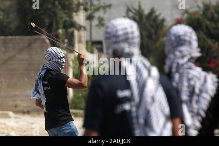 Nablus, Westjordanland, palästinensischen Gebiet. 20 Sep, 2019. Palästinensische Demonstranten tragen Reifen während der Auseinandersetzungen mit der israelischen Sicherheitskräfte verbrannt werden nach einer wöchentlichen Demonstration gegen die Enteignung des palästinensischen Landes durch Israel im Dorf Kfar Qaddum, in der Nähe der Stadt Nablus im Westjordanland am 20. September 2019 Quelle: Shadi Jarar'Ah/APA-Images/ZUMA Draht/Alamy leben Nachrichten Stockfoto