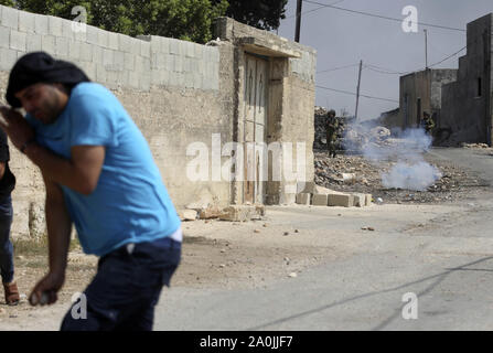 Nablus, Westjordanland, palästinensischen Gebiet. 20 Sep, 2019. Palästinensische Demonstranten tragen Reifen während der Auseinandersetzungen mit der israelischen Sicherheitskräfte verbrannt werden nach einer wöchentlichen Demonstration gegen die Enteignung des palästinensischen Landes durch Israel im Dorf Kfar Qaddum, in der Nähe der Stadt Nablus im Westjordanland am 20. September 2019 Quelle: Shadi Jarar'Ah/APA-Images/ZUMA Draht/Alamy leben Nachrichten Stockfoto