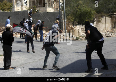 Nablus, Westjordanland, palästinensischen Gebiet. 20 Sep, 2019. Palästinensische Demonstranten tragen Reifen während der Auseinandersetzungen mit der israelischen Sicherheitskräfte verbrannt werden nach einer wöchentlichen Demonstration gegen die Enteignung des palästinensischen Landes durch Israel im Dorf Kfar Qaddum, in der Nähe der Stadt Nablus im Westjordanland am 20. September 2019 Quelle: Shadi Jarar'Ah/APA-Images/ZUMA Draht/Alamy leben Nachrichten Stockfoto