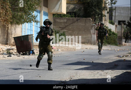 Nablus, Westjordanland, palästinensischen Gebiet. 20 Sep, 2019. Israelische Sicherheitskräfte nehmen Stellung bei Zusammenstößen mit palästinensischen Demonstranten nach einer wöchentlichen Demonstration gegen die Enteignung des palästinensischen Landes durch Israel im Dorf Kfar Qaddum, in der Nähe der Stadt Nablus im Westjordanland am 20. September 2019 Quelle: Shadi Jarar'Ah/APA-Images/ZUMA Draht/Alamy leben Nachrichten Stockfoto