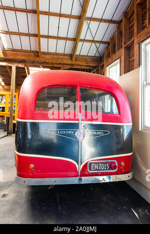 NELSON, NEUSEELAND - Oktober 16, 2018: Rot retro-Bus im Museum, Gründer Park. Ansicht von hinten. Vertikale Stockfoto
