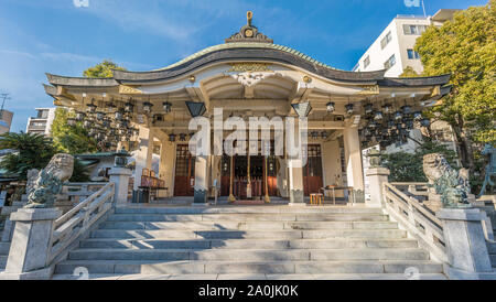 Osaka, Japan - 9. März 2019: Panoramablick auf Honden Haupthalle von Namba yasaka Jinja. Shinto Schrein zu Susanoo keine kuroko Gottheit gewidmet. I Stockfoto