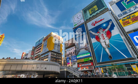 Osaka, Japan - 9. März 2019: Panoramablick auf glico Mann Reklametafeln und anderen Licht zeigt an Dontonbori, Ebisubashi Brücke. Namba Osaka. Namb Stockfoto