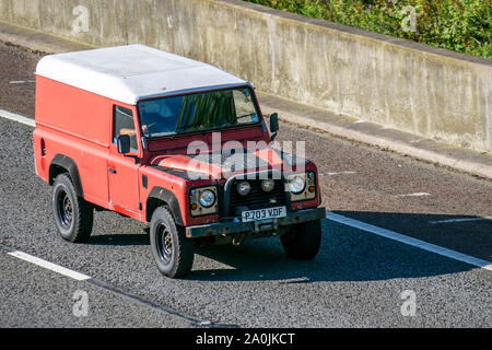 1997 90s 2495cc Benzinmotor Hardtop rot Land Rover 110 Defender. Fahrzeugverkehr, fahrende Fahrzeuge, Autos, Fahrzeuge, die auf britischen Straßen fahren, Motoren, Fahrten auf der Autobahn M6, Straßennetz des Vereinigten Königreichs. Stockfoto