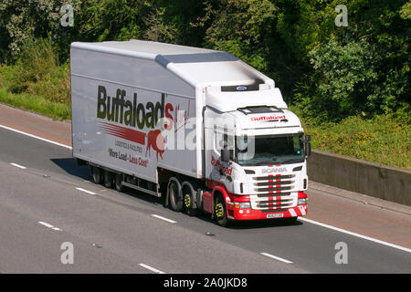 Lancaster, Großbritannien. 20 Sep, 2019. Buffaload Logistik Scania R-SRS-L-Klasse; Autobahn schwerer Güter-LKW, Spedition, Lkw, Transport, Lastwagen, spezieller Fracht, Fahrzeug, Lieferung, Transport, Industrie, Fracht auf der M6 an der Lancaster, UK Credit: MediaWorldImages/Alamy leben Nachrichten Stockfoto