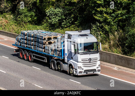 Lancaster, Großbritannien. 20 Sep, 2019. Autobahn schwerer Güter-LKW, Spedition, Lkw, Transport, Lastwagen, spezieller Fracht, Fahrzeug, Lieferung, Transport, Industrie, Fracht auf der M6 an der Lancaster, UK Credit: MediaWorldImages/Alamy leben Nachrichten Stockfoto