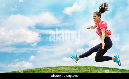 Madrid, Spanien, 20. September 2019: Sportlich junges Mädchen springt in der Wiese, Übung, Training. Attraktive fit gesunde Frau kopieren. Stockfoto