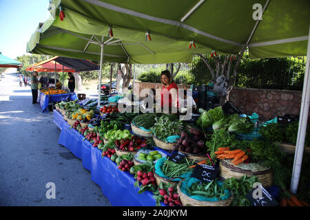 Griechenland Vouliagmeni Gemüse zum Verkauf auf den Markt Stockfoto