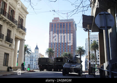 Buenos Aires, Argentinien - 15. September 2019: Unbekannter extras Kleid als Kampfsoldaten für die neue Netflix Serie Eroberung im Plaza indep gefilmt Stockfoto